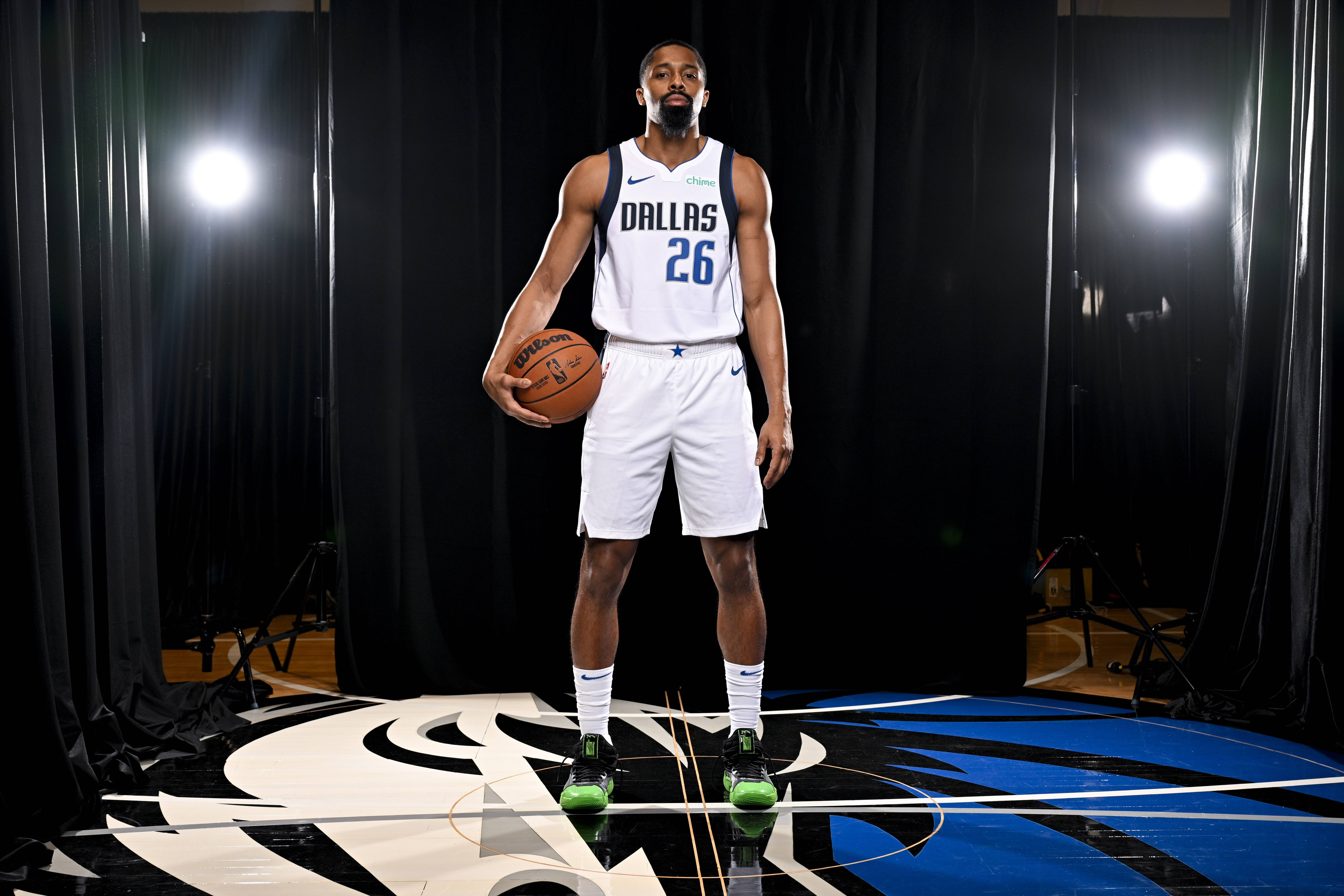 体育直播-出色发挥引爆全场！，德约科维奇意外战胜独行侠比赛高潮迭起-体育直播